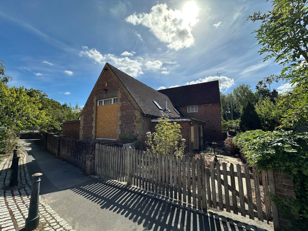 Lot: 227 - THREE-BEDROOM OLD SCHOOL UNIT WITH POTENTIAL - External front access into property